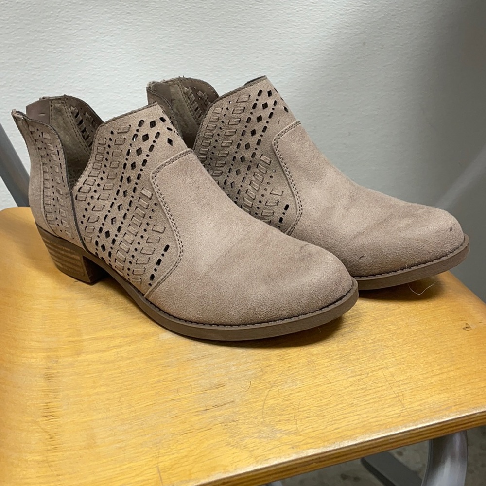 7.5 women’s Carlos Santana slip on ankle booties